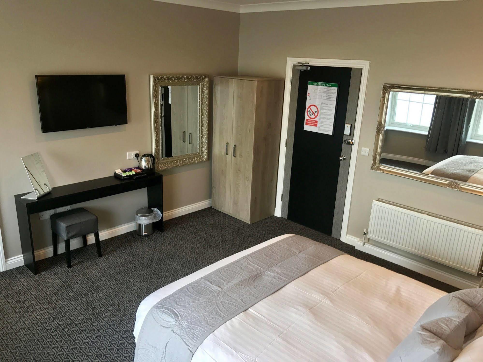 The Raven Hotel Corby Exteriér fotografie